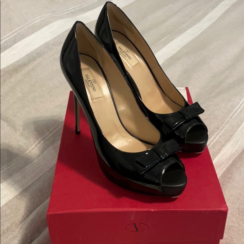 ⚠️SALE⚠️ Valentino Garavani Peep-toe Patent Pumps